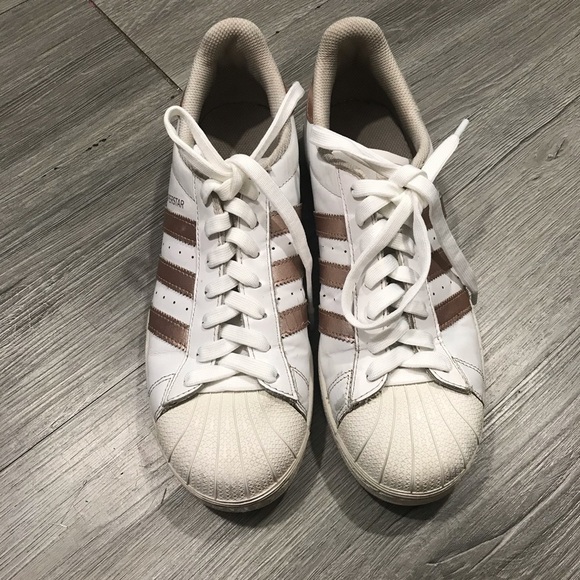 ADIDAS SUPERSTAR ICONIC White Leather SNEAKERs w/ Copper Stripes size 8.5 - Picture 1 of 8